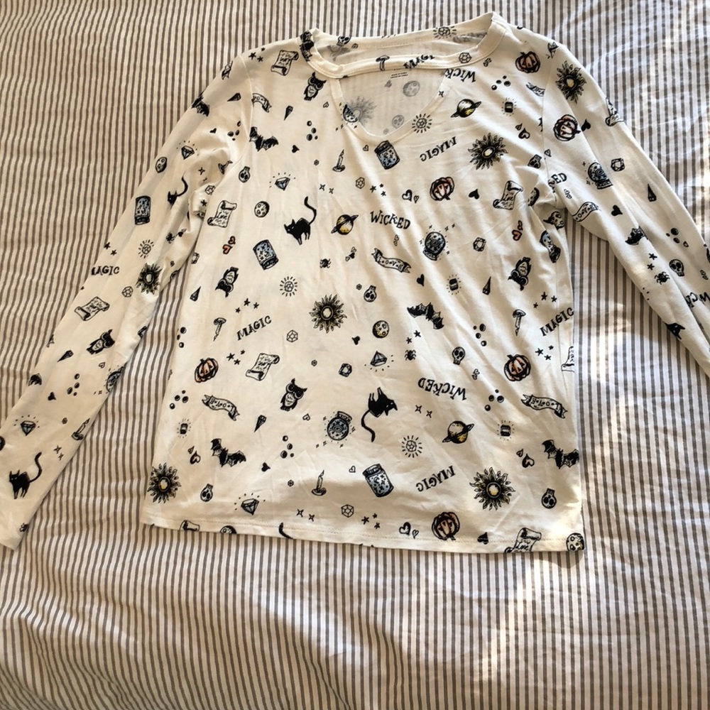 Long sleeved low neck top.
